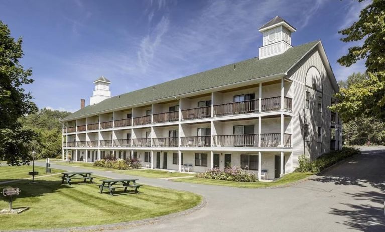 Hotel picnic area at Fairbanks Inn.