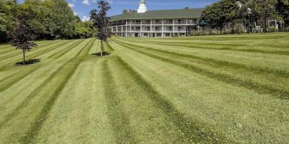 Large hotel garden at Fairbanks Inn.