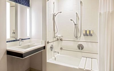 Private guest bathroom with combined shower and tub at Royal Sonesta Boston.