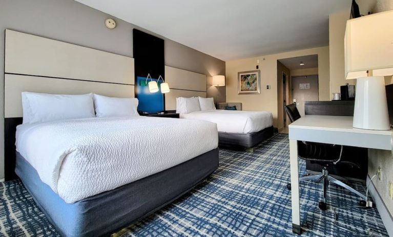 Day use twin room with work desk and private bathroom at Holiday Inn Belcamp - Aberdeen Area.
