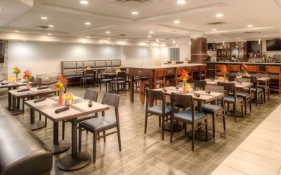 Dining area and workspace, perfect for coworking at Holiday Inn Belcamp - Aberdeen Area.