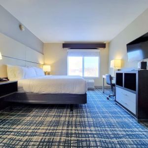 Day use room with workdesk, TV screen and private bathroom at Holiday Inn Belcamp - Aberdeen Area.