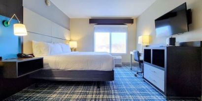 Day use room with workdesk, TV screen and private bathroom at Holiday Inn Belcamp - Aberdeen Area.