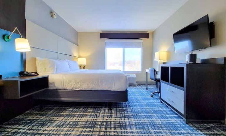 Day use room with workdesk, TV screen and private bathroom at Holiday Inn Belcamp - Aberdeen Area.