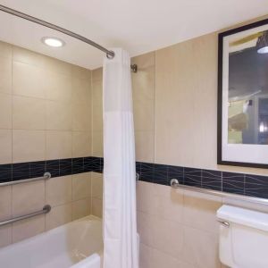 Private guest bathroom with combined shower and tub at Sonesta ES Suites Chicago Downtown Magnificent Mile - Medical.