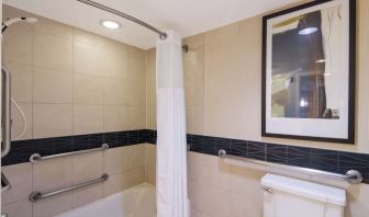 Private guest bathroom with combined shower and tub at Sonesta ES Suites Chicago Downtown Magnificent Mile - Medical.