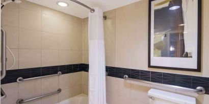 Private guest bathroom with combined shower and tub at Sonesta ES Suites Chicago Downtown Magnificent Mile - Medical.