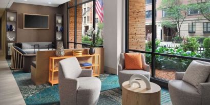 Comfortable lobby lounge and workspace at Sonesta ES Suites Chicago Downtown Magnificent Mile - Medical.