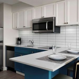 In-room kitchen, equipped with microwave, fridge, sink and breakfast bar at Sonesta ES Suites Chicago Downtown Magnificent Mile - Medical.