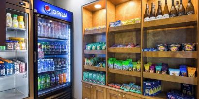 Convenience store at Sonesta ES Suites Chicago Downtown Magnificent Mile - Medical.