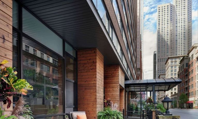 Hotel entrance and terrace with lounge seating at Sonesta ES Suites Chicago Downtown Magnificent Mile - Medical.