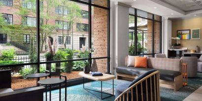 Lobby lounge and workspace, perfect for coworking at Sonesta ES Suites Chicago Downtown Magnificent Mile - Medical.