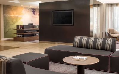 Comfortable lobby lounge at Sonesta Select Seattle Bellevue Redmond.