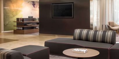 Comfortable lobby lounge at Sonesta Select Seattle Bellevue Redmond.