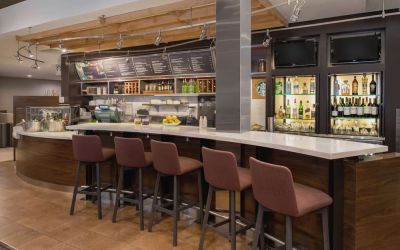 On-site restaurant and bar at Sonesta Select Seattle Bellevue Redmond.