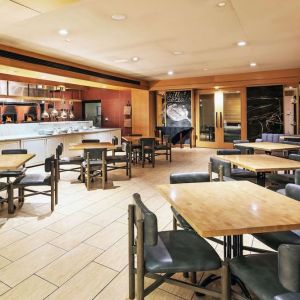 Dining area perfect for coworking at DoubleTree By Hilton Tulsa-Downtown.

