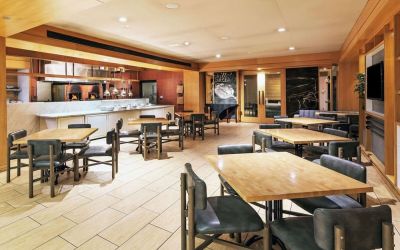 Dining area perfect for coworking at DoubleTree By Hilton Tulsa-Downtown.

