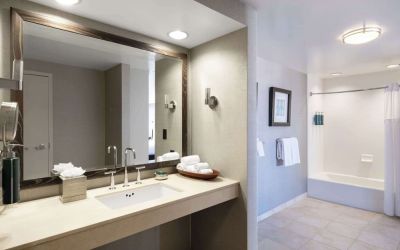Guest bathroom with shower and tub at Hilton San Francisco Financial District.