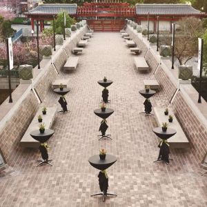 Outdoor seats at Hilton San Francisco Financial District.