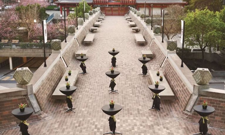 Outdoor seats at Hilton San Francisco Financial District.