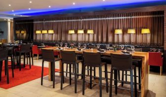 Dining area perfect for coworking at Hilton San Francisco Financial District.