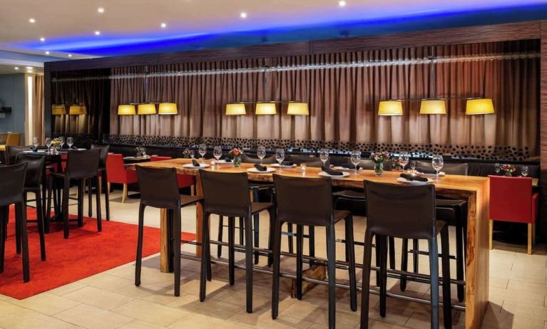 Dining area perfect for coworking at Hilton San Francisco Financial District.