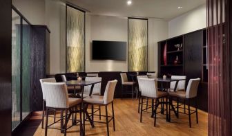 Dining area perfect for coworking at Hilton Rosemont/Chicago O'Hare.