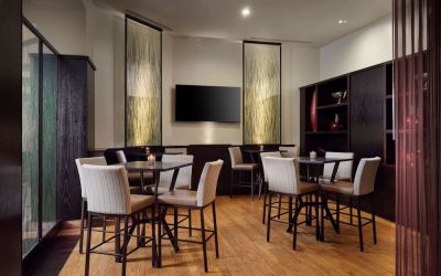 Dining area perfect for coworking at Hilton Rosemont/Chicago O'Hare.