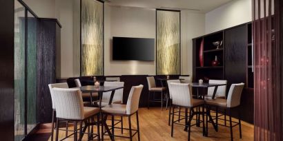 Dining area perfect for coworking at Hilton Rosemont/Chicago O'Hare.