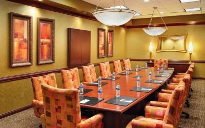 Meeting room at Embassy Suites By Hilton Hampton Convention Center.