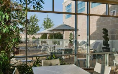 Courtyard perfect for coworking at Embassy Suites By Hilton Hampton Convention Center.