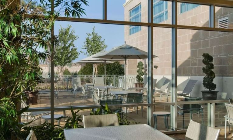 Courtyard perfect for coworking at Embassy Suites By Hilton Hampton Convention Center.
