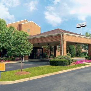 Hotel entrance at Sonesta Select Boston Milford.