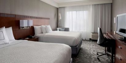 Day use twin room with workdesk and private bathroom at Sonesta Select Boston Milford.