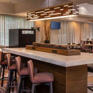Dining area and workspace at Sonesta Select Arlington Rosslyn.
