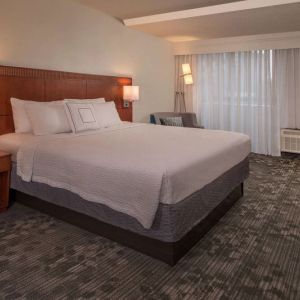 King bed at Sonesta Select Arlington Rosslyn.