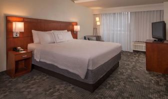King bed at Sonesta Select Arlington Rosslyn.