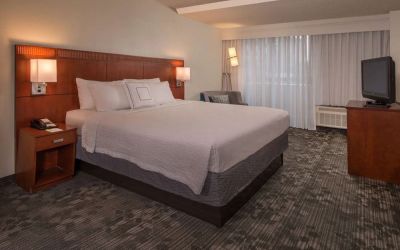 King bed at Sonesta Select Arlington Rosslyn.