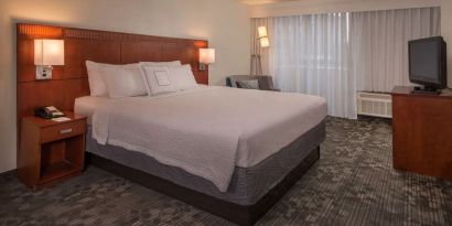 King bed at Sonesta Select Arlington Rosslyn.