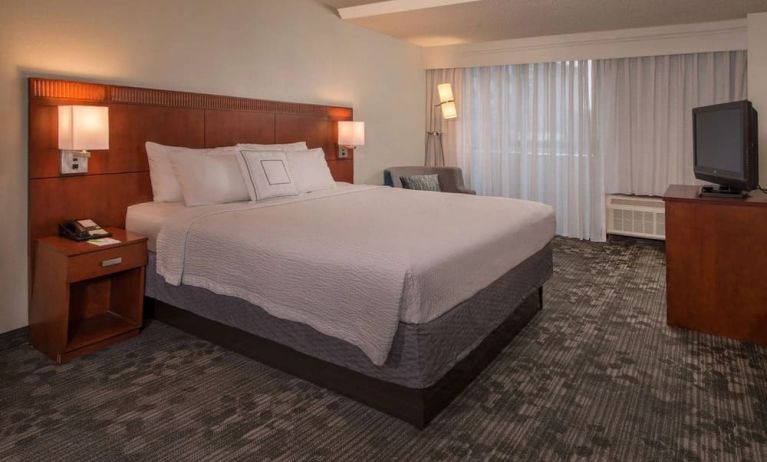 King bed at Sonesta Select Arlington Rosslyn.