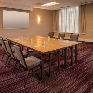 Professional meeting room at Sonesta Select Arlington Rosslyn.