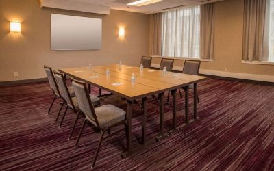 Professional meeting room at Sonesta Select Arlington Rosslyn.