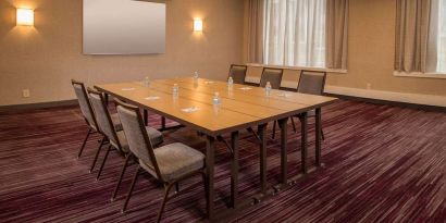 Professional meeting room at Sonesta Select Arlington Rosslyn.