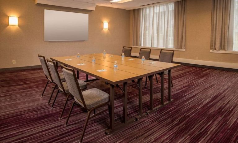 Professional meeting room at Sonesta Select Arlington Rosslyn.