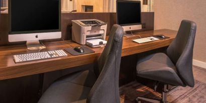 Business center with computers, printer and ergonomic chairs at Sonesta Select Arlington Rosslyn.