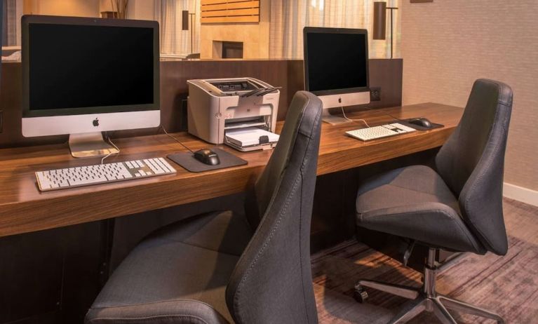 Business center with computers, printer and ergonomic chairs at Sonesta Select Arlington Rosslyn.