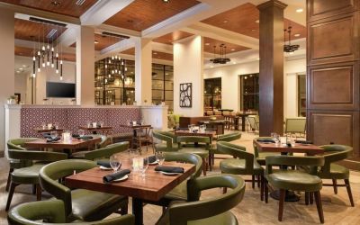Dining area perfect for coworking at Hilton Garden Inn Memphis Downtown.