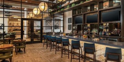 Cocktail bar at Hilton Garden Inn Memphis Downtown.