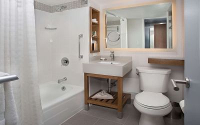 Guest bathroom with shower and tub at New York Hilton Midtown.
