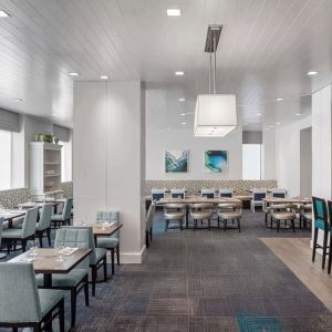 Dining area perfect for coworking at Hilton Garden Inn NYC Financial Center/Manhattan Downtown.
